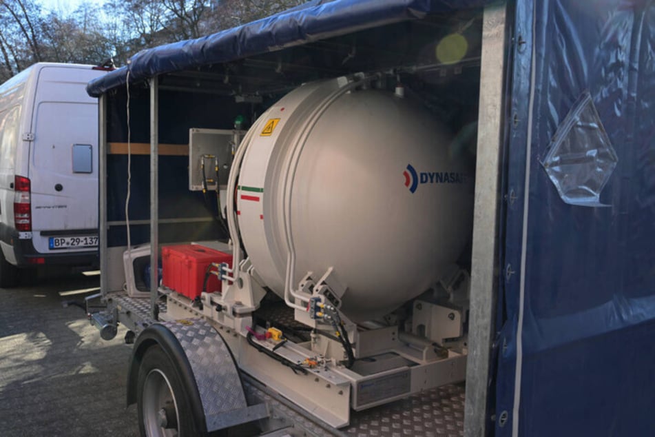 Für den Abtransport des mutmaßlichen Sprengstoffs wurde eigens ein Spezialbehälter bereitgestellt.
