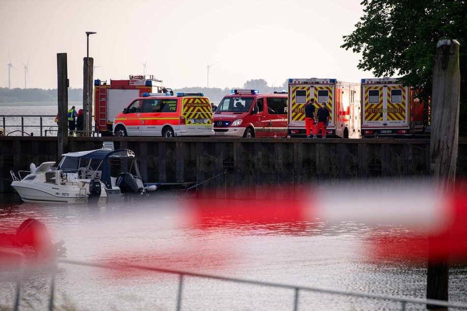 Zahlreiche Einsatzkräfte stehen im Sportboothafen Haseldorf und suchen in der Elbe nach einem neunjährigen, vermissten Mädchen. Leider vergeblich, sie konnte nur noch tot geborgen werden.