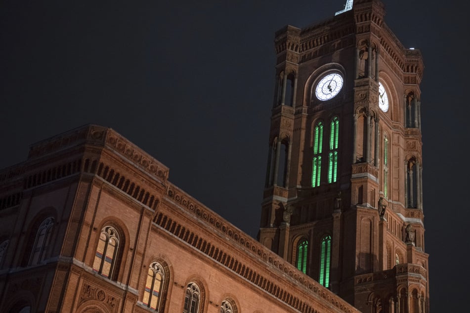 Berlin: Alle Jahre wieder: Darum war das Rote Rathaus plötzlich grün
