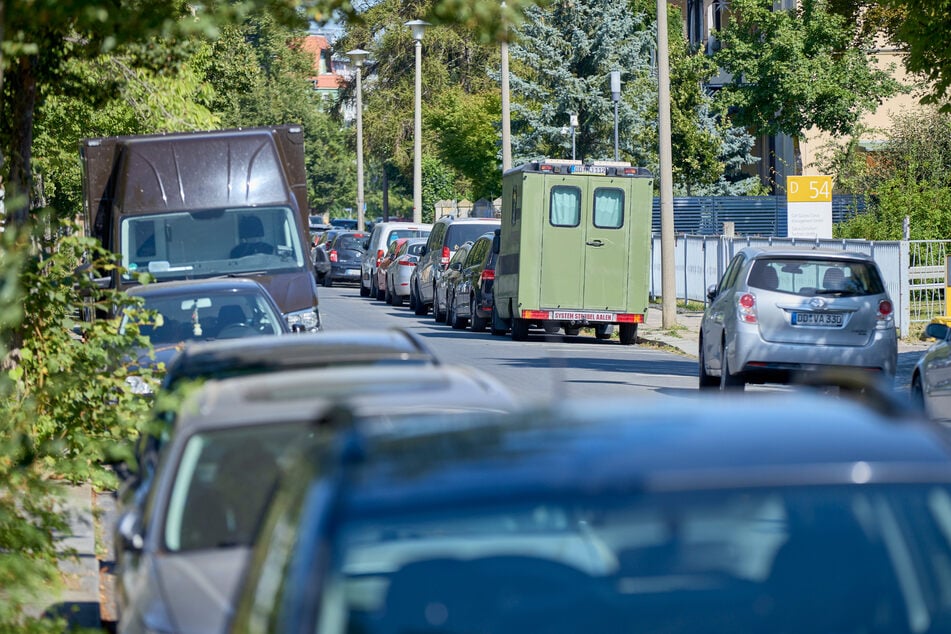 So voll und zugeparkt sah etwa die Schubertstraße vor Einführung des Bewohnerparkgebietes und der Ticketautomaten aus.