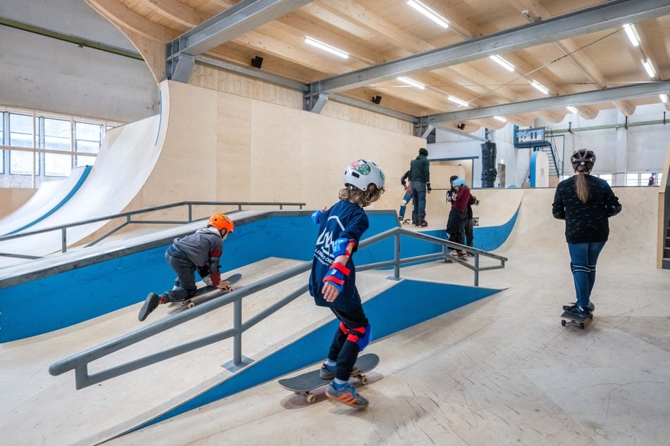 19 Kinder und Jugendliche nahmen am Montag am ersten Skateboard-Kurs teil.