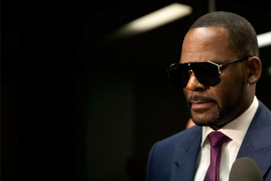 R. Kelly sex abuse trial begins with shocking opening remarks