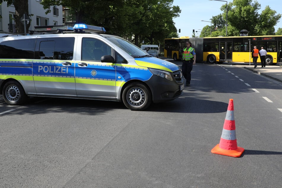 Radfahrerin (34) in Dresden schwer verletzt: Linienbus erfasst die Frau am Niederwaldplatz