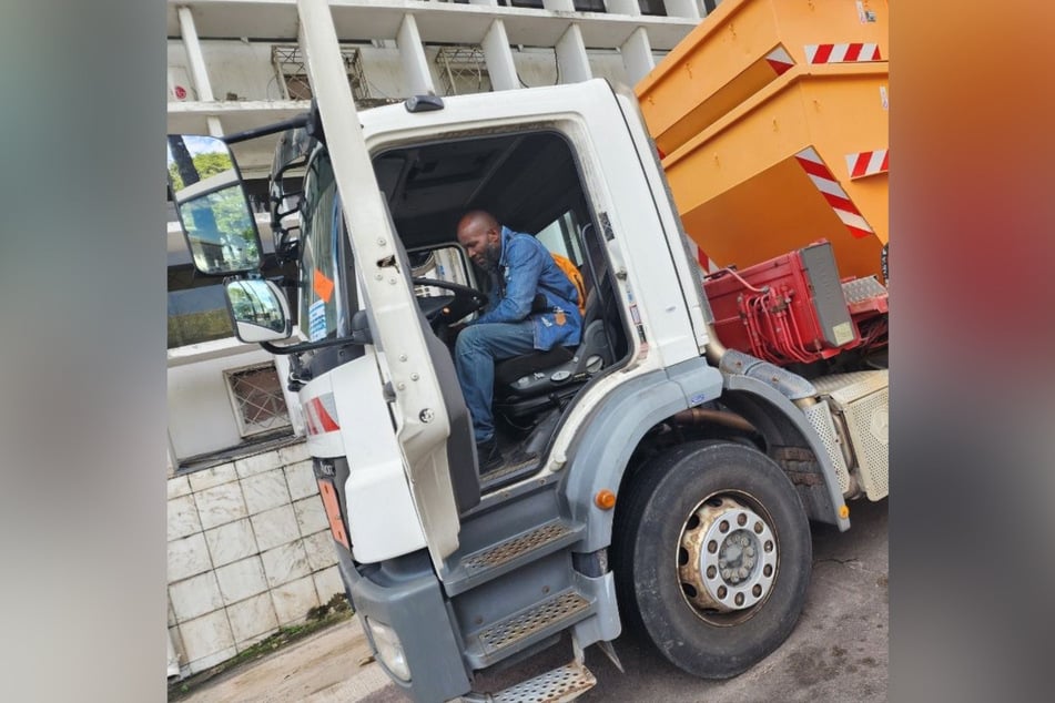 Hilfe aus Dresden: Dieser Muldenkipper ist jetzt in Brazzaville im Einsatz.