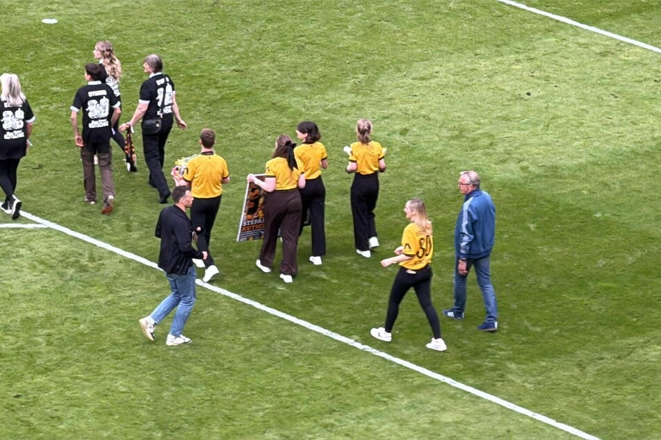 Ralf Minge (r.) darf natürlich auch nicht fehlen, wenn Dynamo den Klassenerhalt feiert.