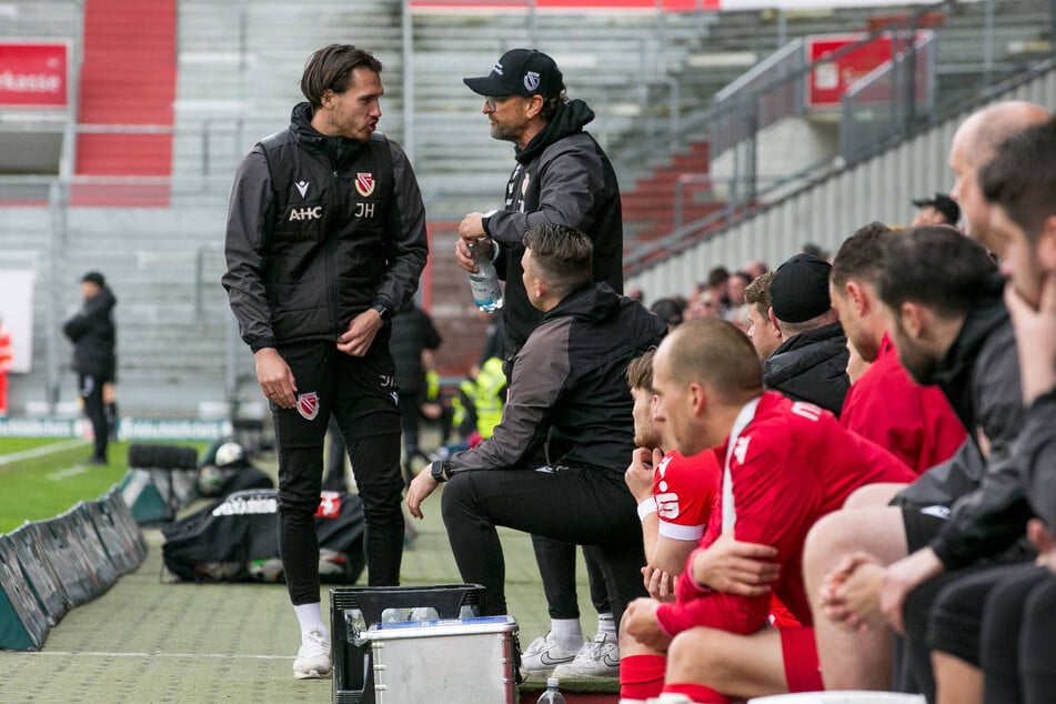 Fester Bestandteil des Trainerteams: Jonas Hildebrandt (28, l.) wird weiter an der Seite von Cheftrainer Pele Wollitz (59, h.) Co-Trainer bleiben.