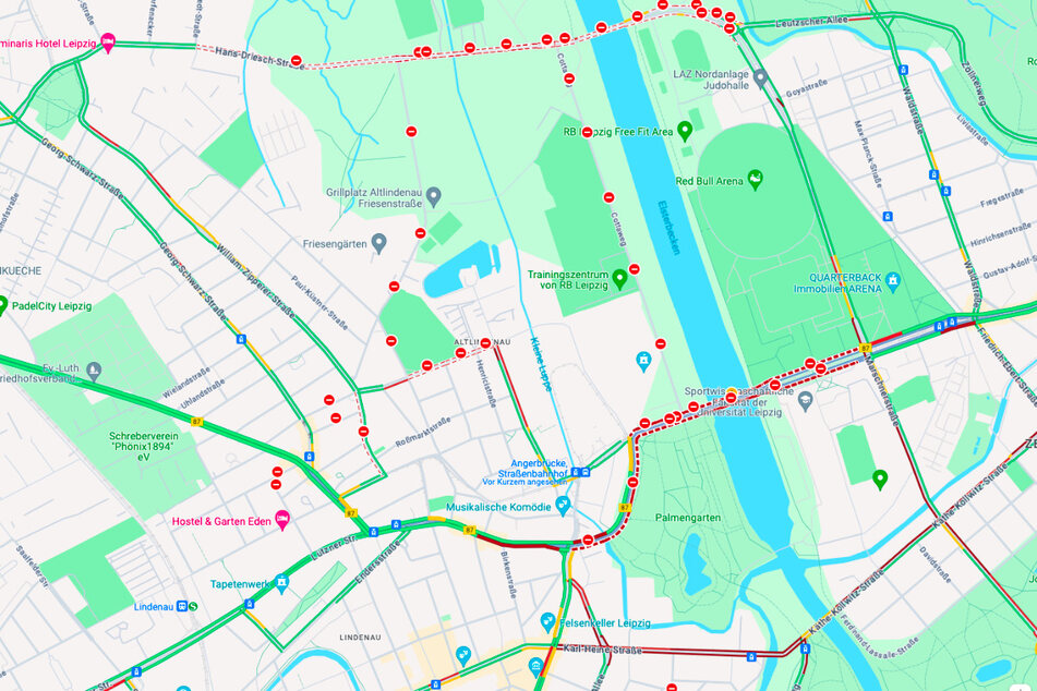 Mittwochnachmittag: Während Hans-Driesch-Straße (oben) und Zeppelinbrücke (Mitte) gesperrt sind, verlagert sich der Verkehr in den Norden oder über die (ebenfalls überquellende) Käthe-Kollwitz-Straße, über die zudem alle Bahnen in den und aus dem Westen fahren.