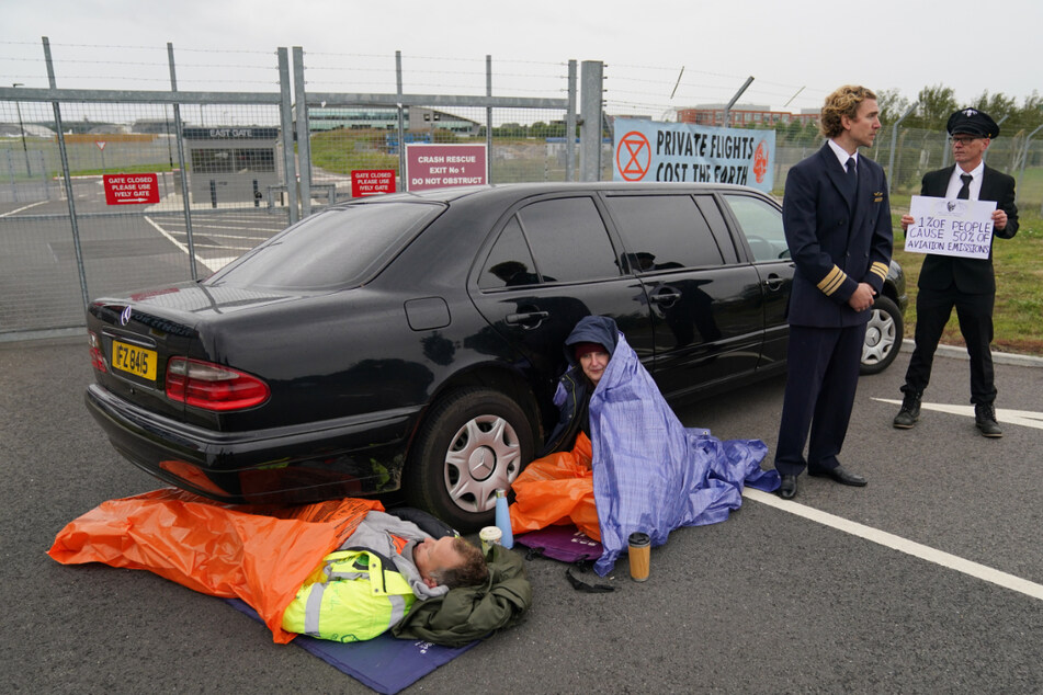 "Privatflüge kosten die Erde": Extinction Rebellion blockiert Flughafen