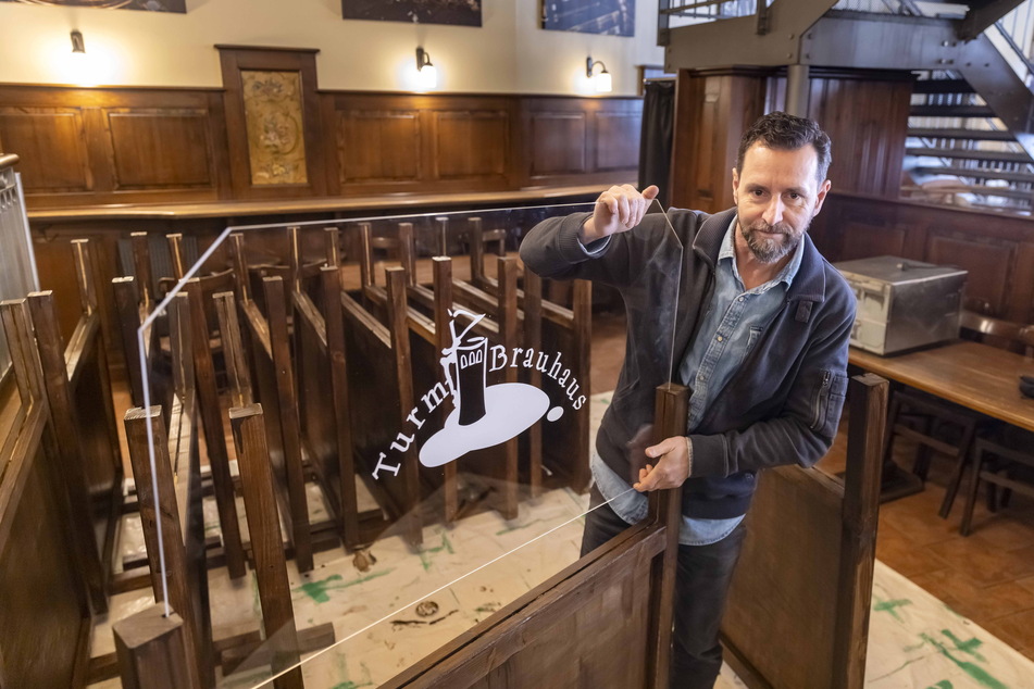 Vorbereitet auf die Wiedereröffnung: Gastronom André Donath (55) mit Trennwänden für die Tische.
