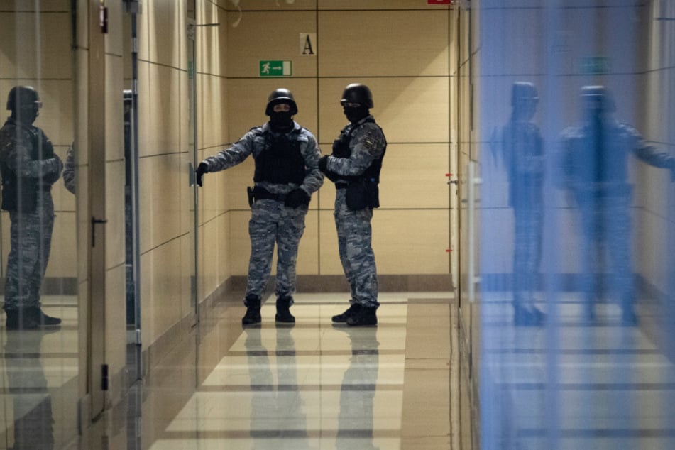 Moskau: Sicherheitsbeamte stehen Wache vorm Büro des Kreml-Kritikers Nawalny.
