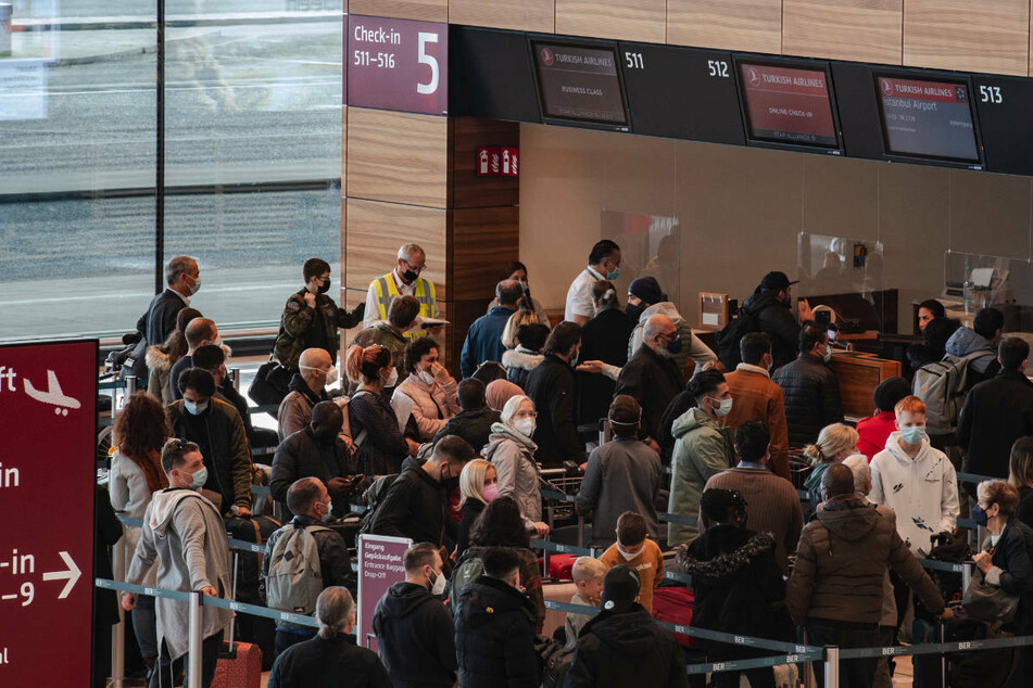 Nach einem Feueralarm am BER müssen bereits kontrollierte Passagiere noch einmal die Sicherheitskontrolle passieren. (Archivfoto)