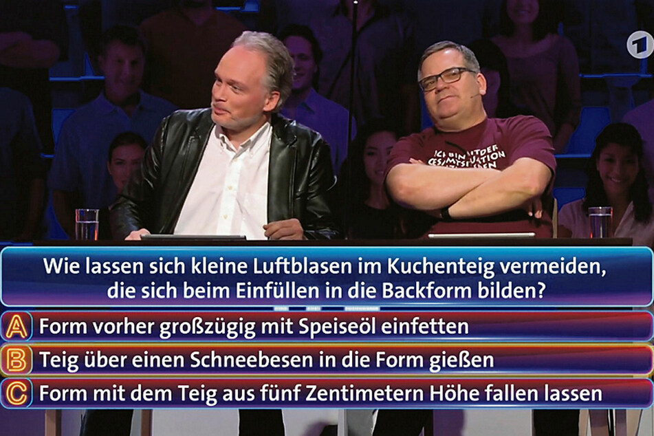 In puncto Backen völlig überfordert: André Sarrasani (48, l.) und Elton (50) in der ARD-Show "Wer weiß denn sowas?"