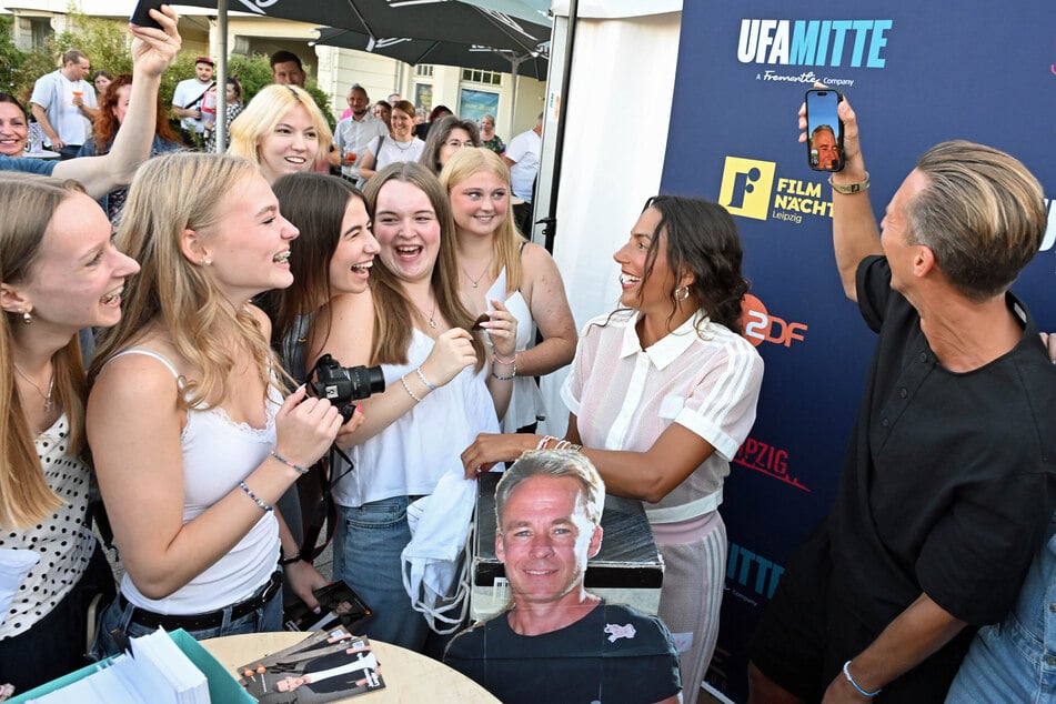 ... und rief seinen Schauspielkollegen kurzerhand an, um den besonderen Moment mit ihm zu teilen.