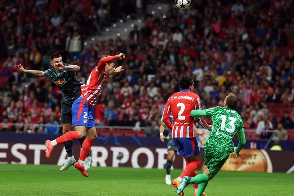 Benjamin Sesko (l.) köpft das 1:0 über Torhüter Jan Oblak (r.).