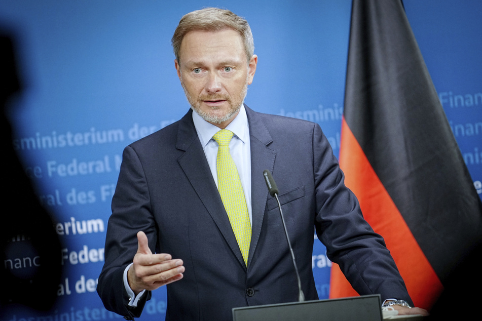 Als FDP-Chef forderte Christian Lindner (43) immer wieder Steuersenkungen, als Bundesfinanzminister will er zumindest beim Sprit alles so lassen, wie es ist.
