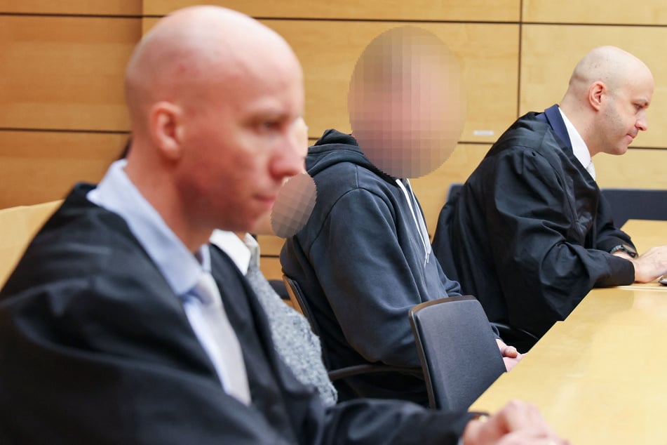 Mann gesteht Anzünden von todbringender Silvesterrakete, doch zwei Zeugen beschuldigen eine andere Person
