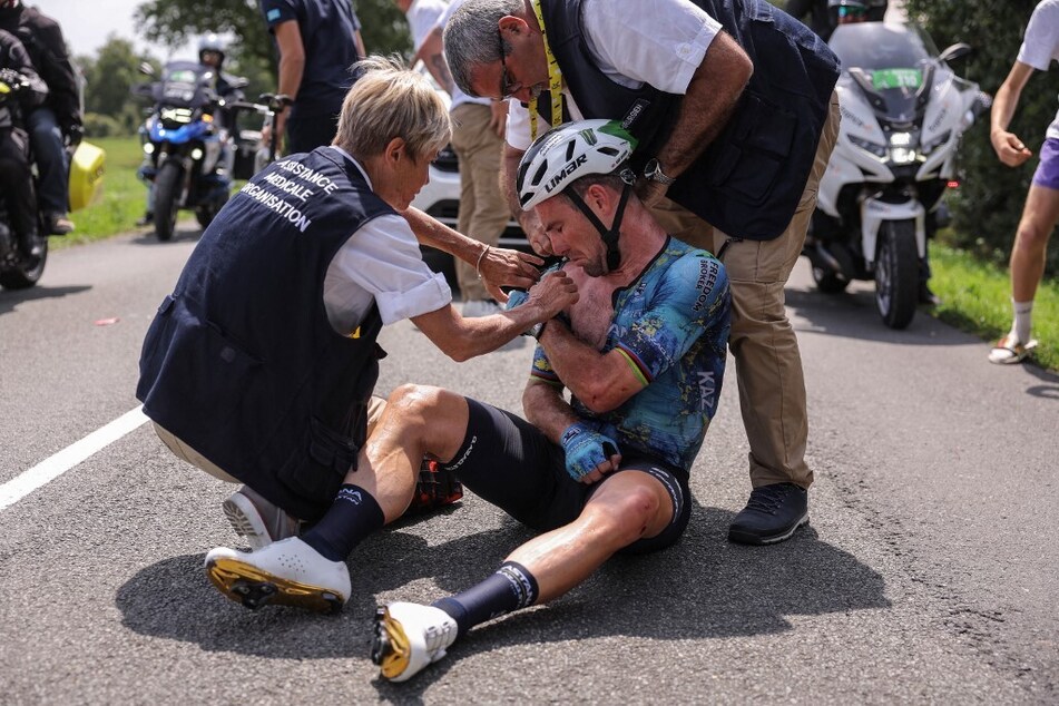 Verletzt am Boden: Mark Cavendish (38) nach seinem Sturz auf der achten Etappe bei der diesjährigen Tour de France.