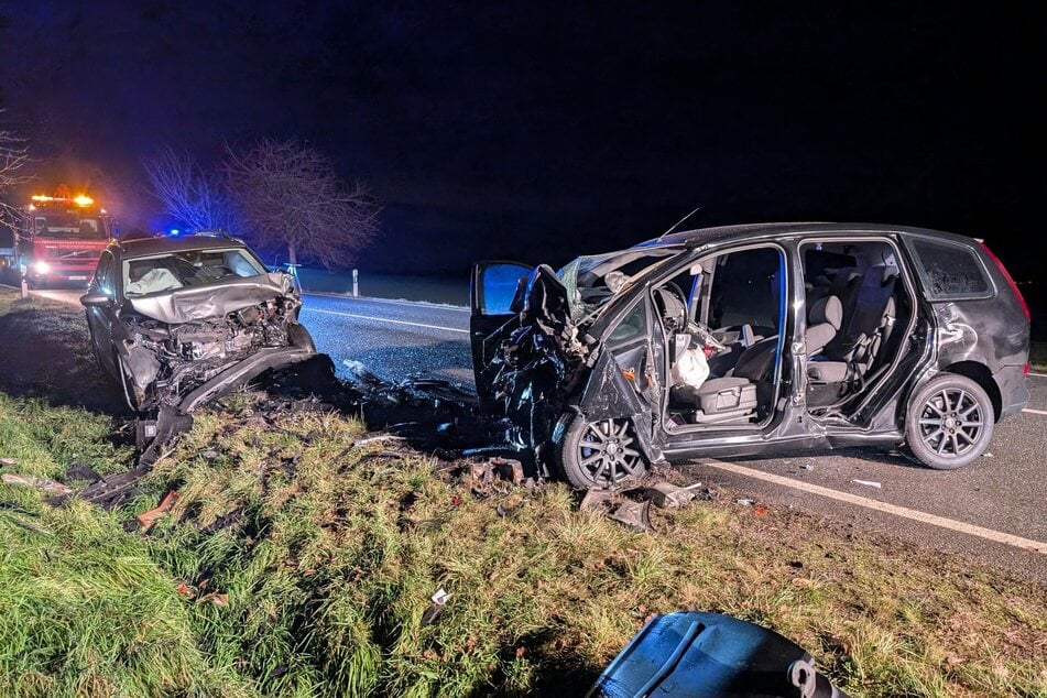 Ein VW (links) krachte am Montag auf der B169 bei Frankenberg (Landkreis Mittelsachsen) mit einem Ford zusammen. Die Bundesstraße musste nach dem schweren Crash gesperrt werden.