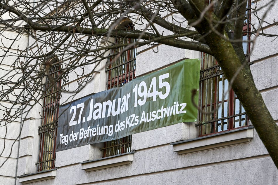 Am Jüdischen Waisenhaus in Pankow erinnert ein Banner an den Tag der Befreiung vom KZ Auschwitz vor 80 Jahren.