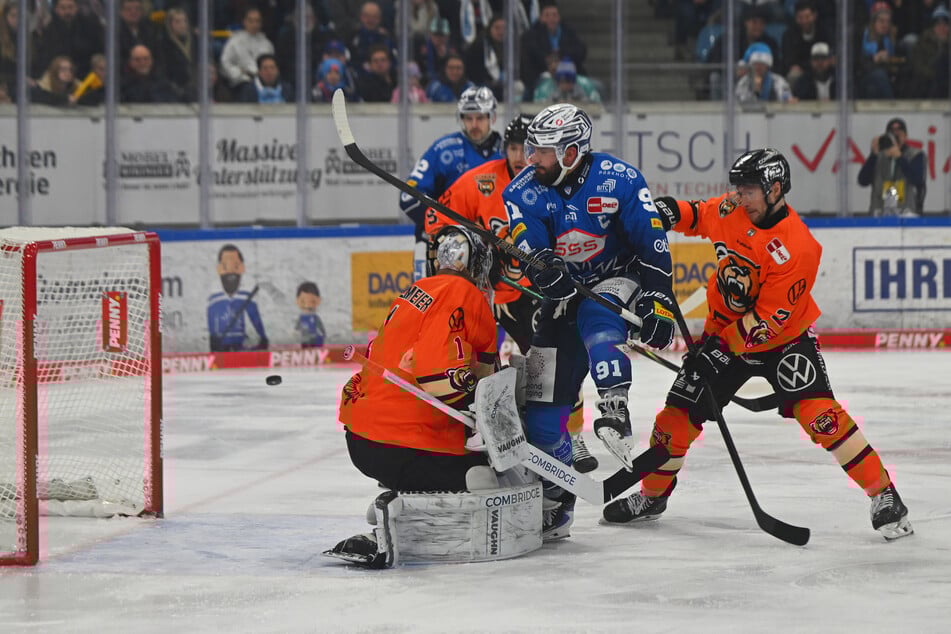 Bitter! Eislöwen-Kapitän Travis Turnbull (91, Dresden) scheitert an Goalie Dustin Strahlmeier.