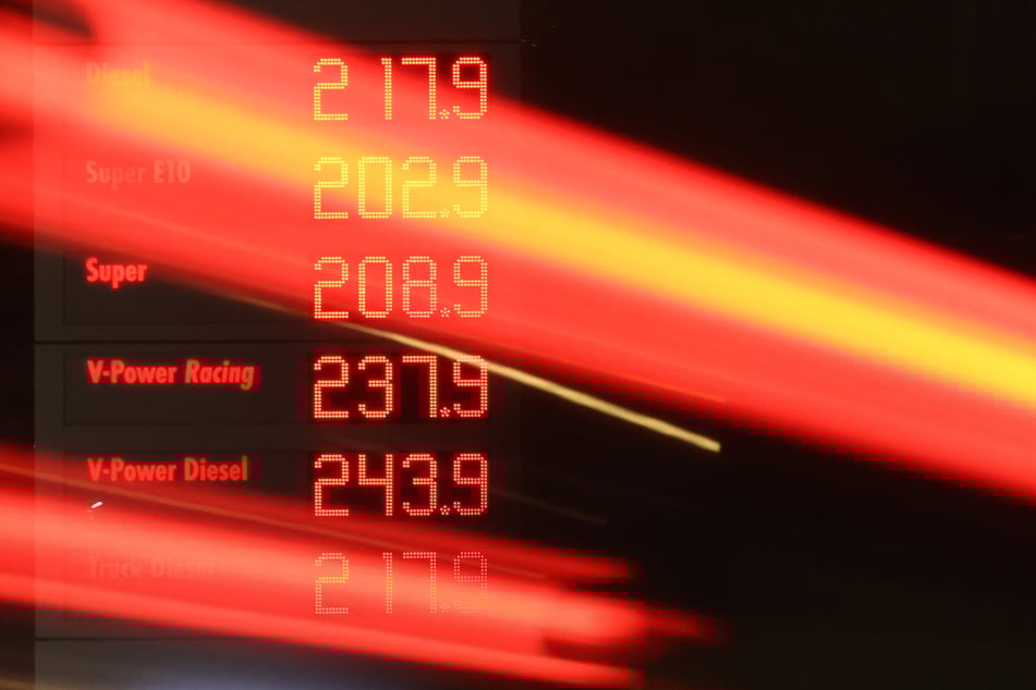 Fast zwei Wochen lang sind die Spritpreise gestiegen, ging es erstmals wieder nach unten.