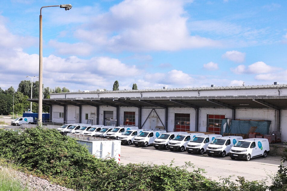 Insgesamt sind sechs Autos, die an der Scharfenberger Straße parkten, beschädigt worden. Der Schaden beläuft sich auf etwa 11.000 Euro.