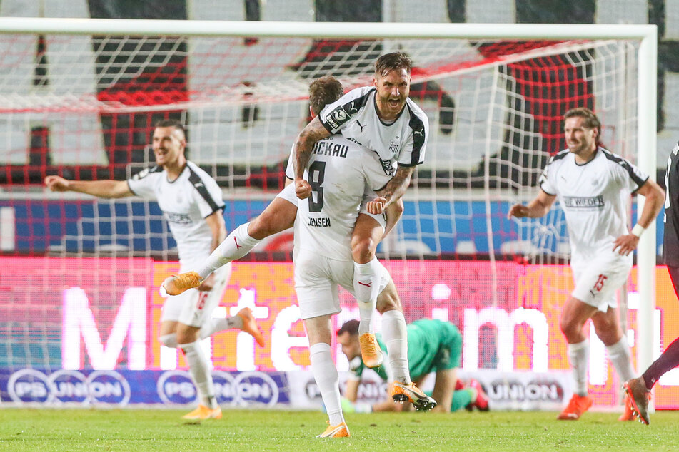 Die Zwickauer jubeln über das 1:0 durch Maximilian Wolfram.
