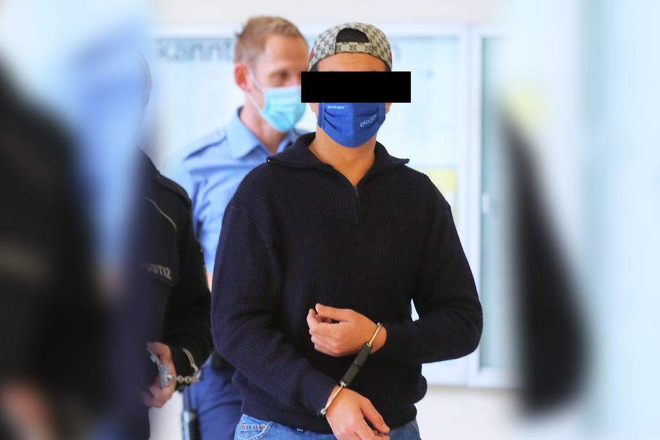 14 Monate Haft für Wais A. (25). Er hatte die Mutter seiner Kinder auf dem Pirnaer S-Bahnhof ins Gleisbett geschubst.