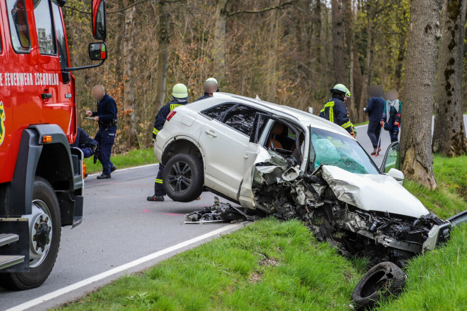 Schwerer Baum-Crash im Erzgebirge: Landstraße voll gesperrt