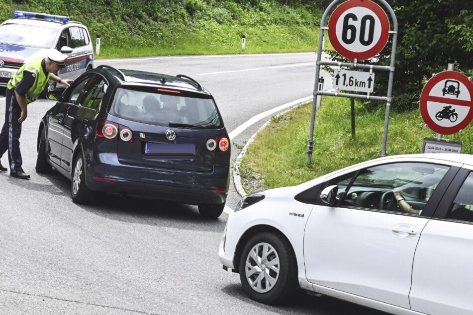 Bei regionalen Fahrverboten sind rund 2400 Fahrzeuge bei Umfahrungsversuchen gestoppt worden. (Symbolbild)