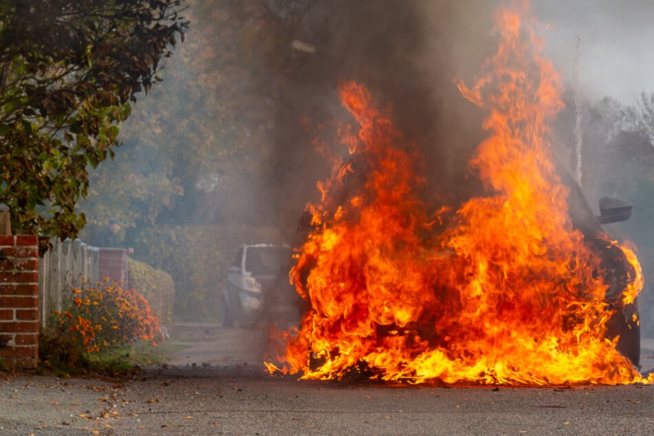 Mann will neues Auto präsentieren, doch dann geht der Skoda plötzlich in Flammen auf