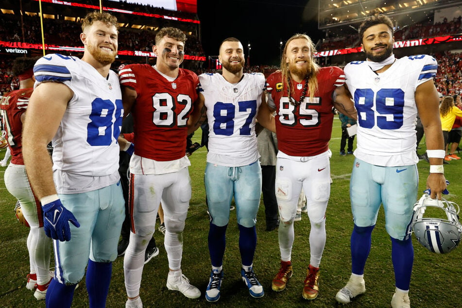 In den Farben (sowas von) getrennt – in der Position vereint: Am "National Tight Ends Day" überwanden nach der Partie Luke Schoonmaker (v.l.), Eric Saubert, Jake Ferguson, Feiertagserfinder George Kittle und Brevyn Spann-Ford ihre spielerischen Rivalitäten.