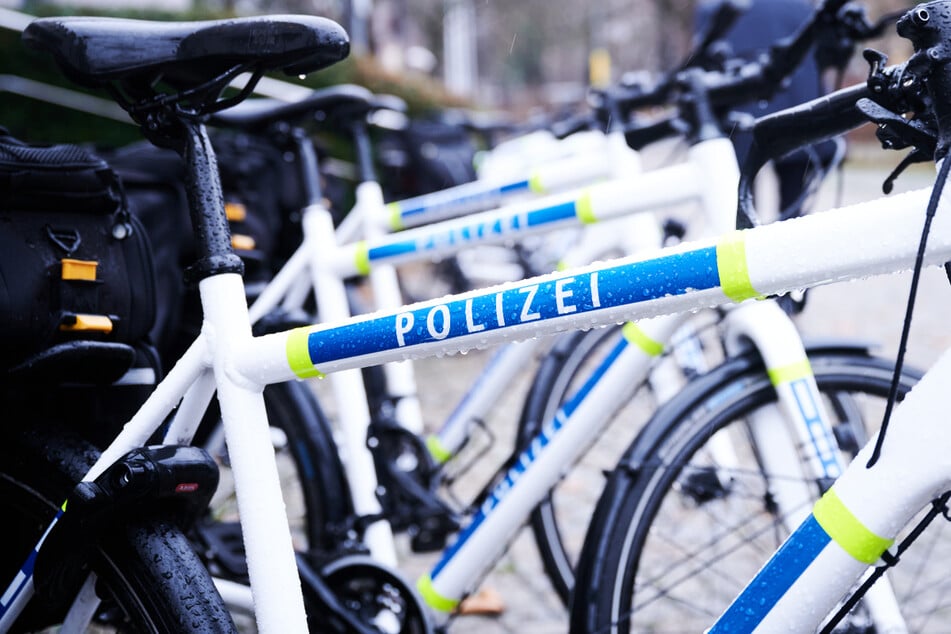 Polizisten auf Fahrrädern rückten aus: Die Fahnder konnten zwei Verdächtige identifizieren und festnehmen. (Symbolfoto)