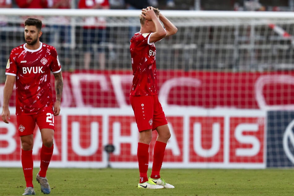 Fassungslosigkeit bei den Würzburger Kickers: Nach dem Abstieg aus der 2. Bundesliga steht nun auch der Gang von der 3. Liga in die Regionalliga Bayern fest.