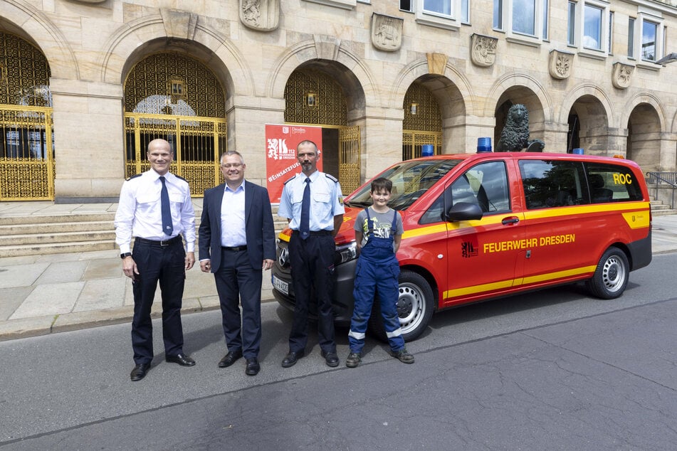 Sicherheitsbürgermeister Jan Pratzka (51, CDU) übergab gestern vor dem Rathaus einen neuen Transportwagen an die Freiwillige Feuerwehr Rockau.