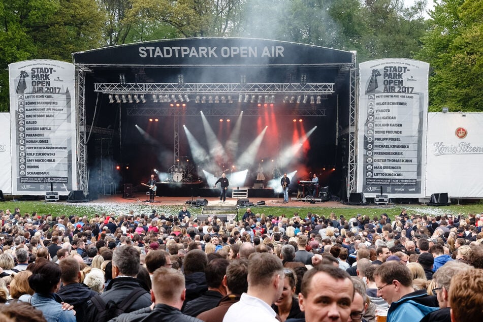 Die Bühne im Hamburger Stadtpark vor der halbrunden Buchenhecke wird auch von Weltstars wegen ihrer gemütlichen Lage mitten in der Natur und der familiären Atmosphäre vor gerade einmal etwa 4000 Besuchern geschätzt.