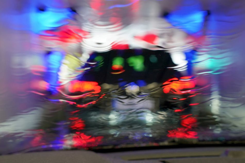 Der Autofahrer erfasste das kleine Mädchen im Bereich einer Waschanlage. (Symbolfoto)