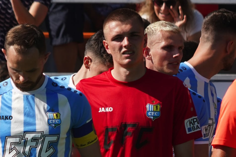 Clemens Boldt (16, rotes Trikot) feierte in Oelsnitz sein Debüt in der himmelblauen Ersten.
