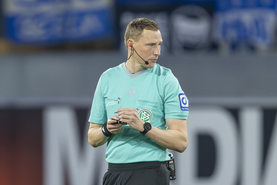 Referee Martin Petersen (39) aus Stuttgart leitet die Aufstiegspartie.