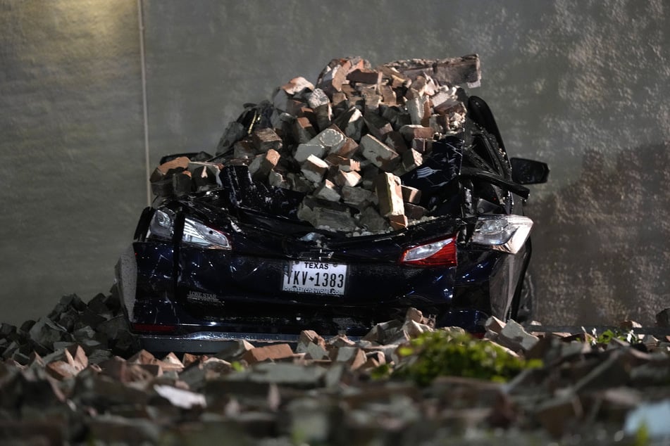 Einige Autos wurden von herabfallenden Ziegeln umgestürzter Hauswände zerquetscht.