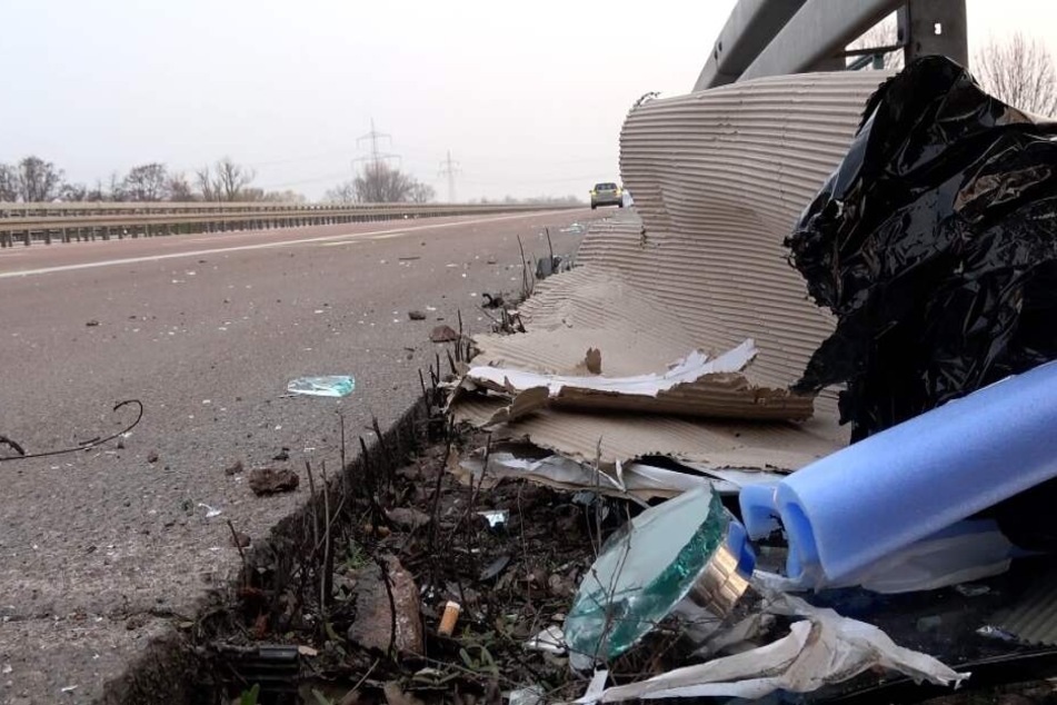 Fahrzeugteile liegen am Morgen nach dem tragischen Unfall am Unglücksort bei Bitterfeld-Wolfen (Sachsen-Anhalt).