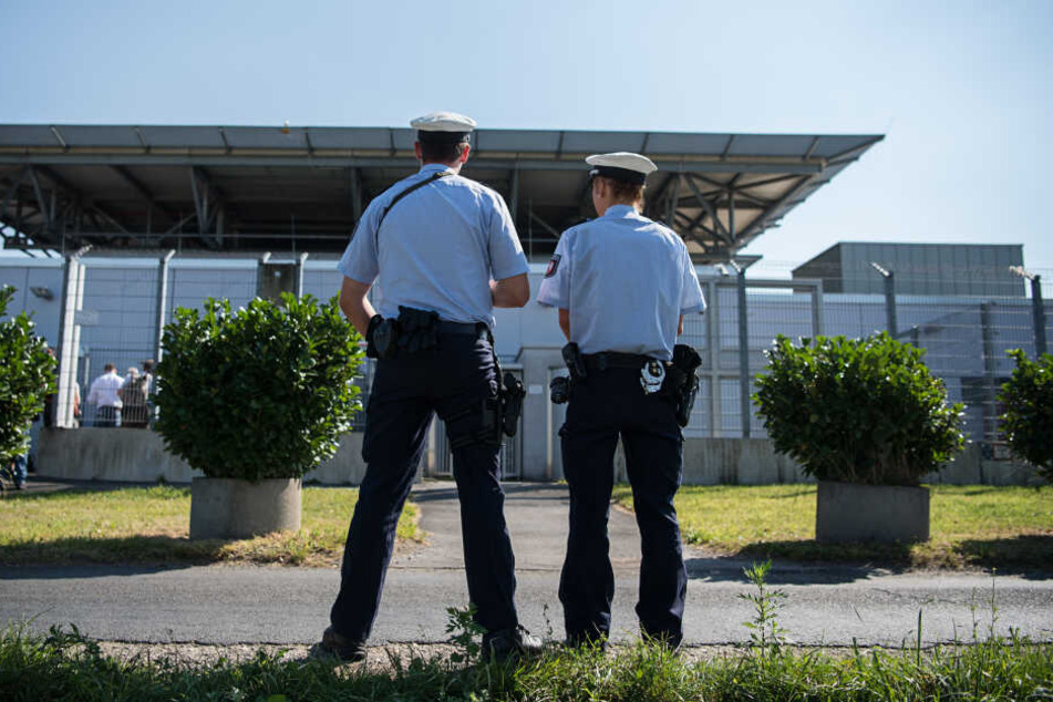Polizisten vor dem Oberlandesgericht Düsseldorf, während des Prozesses gegen den Terrorhelfer.