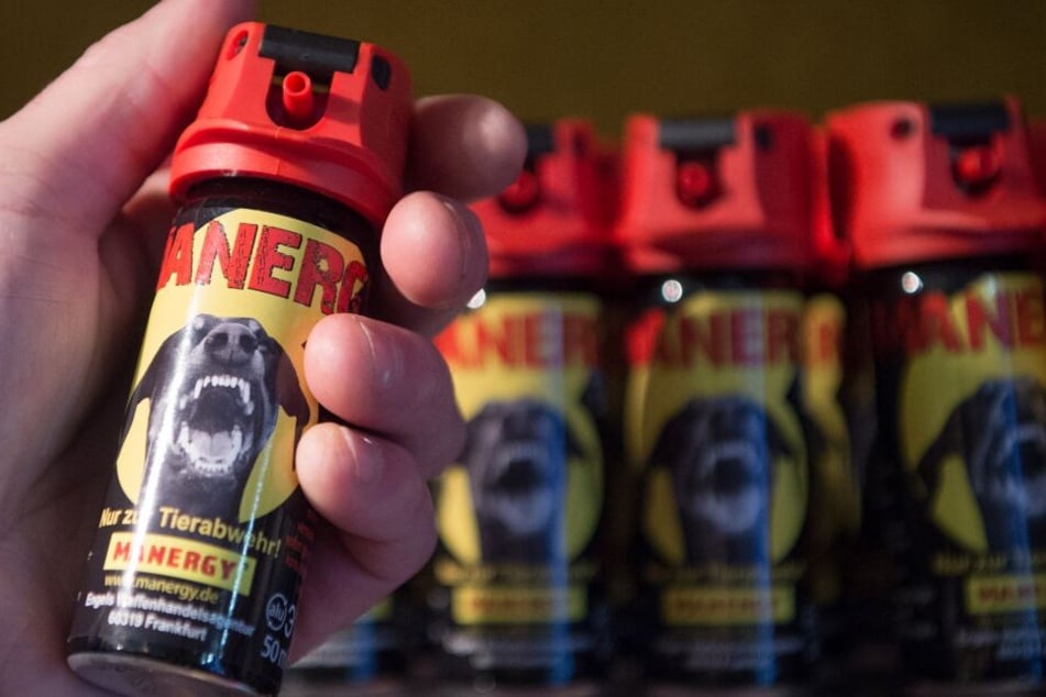 Dutzende Flaschen Pfefferspray stehen bei einem Waffenhändler im Regal.