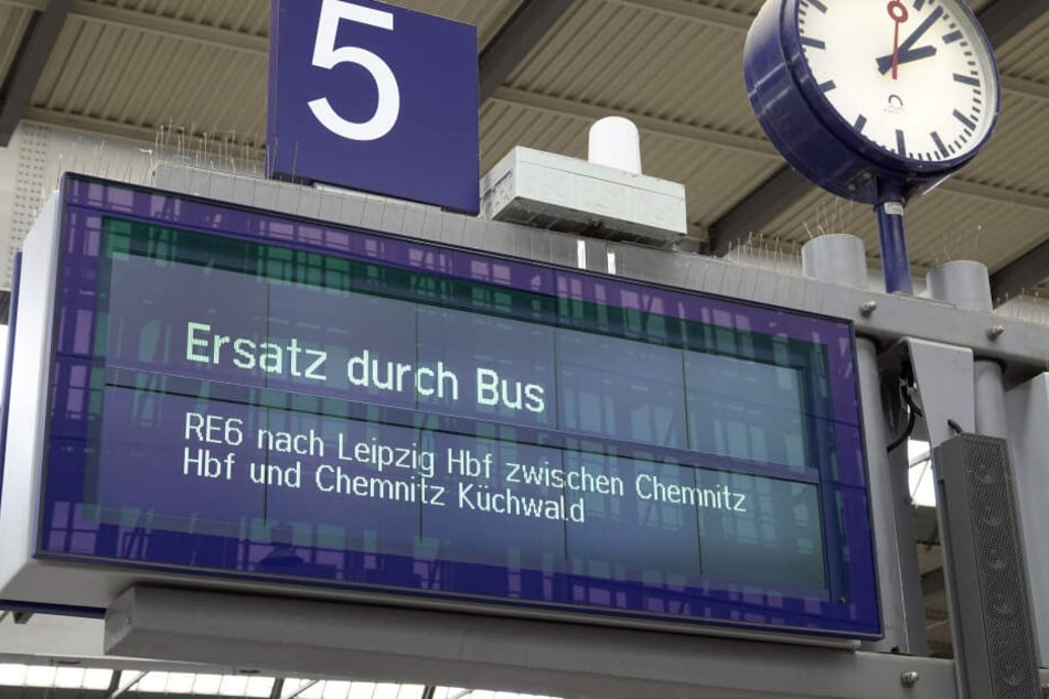 Seit einiger Zeit sind die Reisenden auf der Strecke von Chemnitz Hauptbahnhof bis Chemnitz Küchwald außerdem auf den Ersatzverkehr angewiesen.