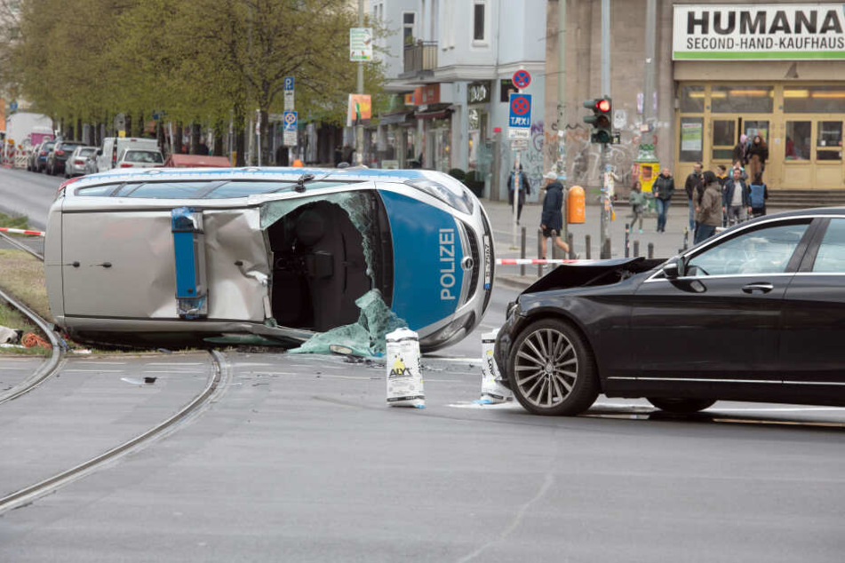 Ein Polizeiauto ist am Samstag in Berlin-Friedrichshain schwer verunglückt.