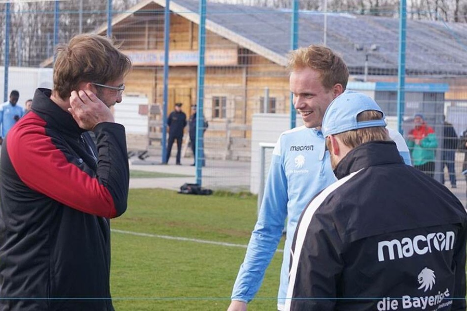 Jürgen Klopp freut sich seinen Ex-Dortmund-Spieler zu treffen: Hendrik Bonmann (M).