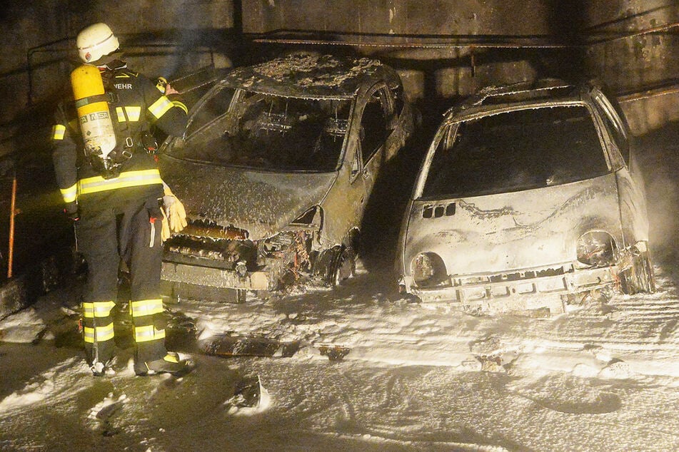 Mehrere Autos sind in der Tiefgarage im Münchner Stadtteil Moosach den Flammen zum Opfer gefallen.
