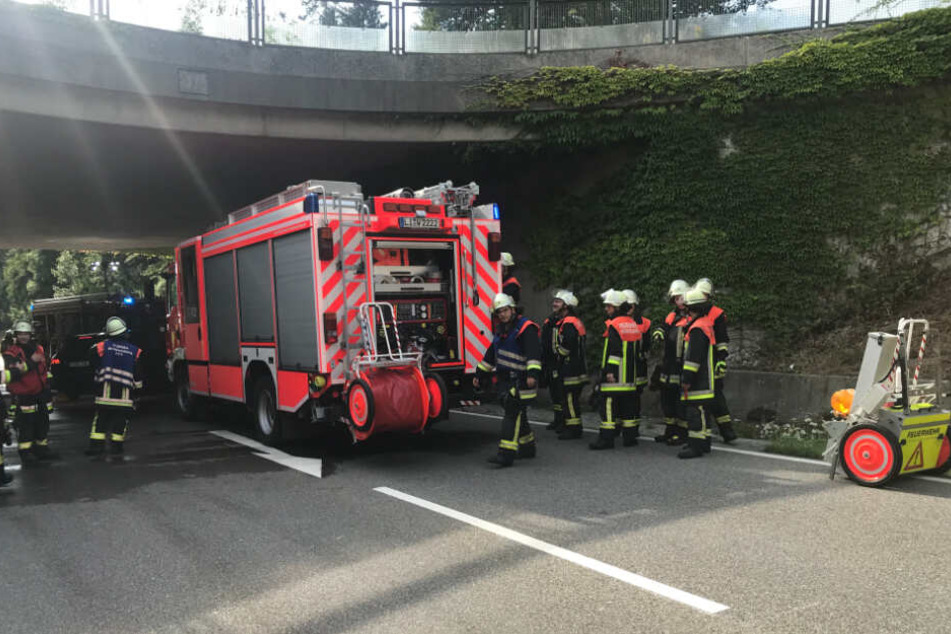 Die Feuerwehr befreite die eingeklemmten Personen aus ihrem Wrack.