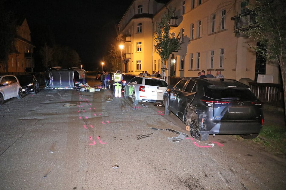 Insgesamt sieben abgestellte Autos wurden in Mitleidenschaft gezogen.