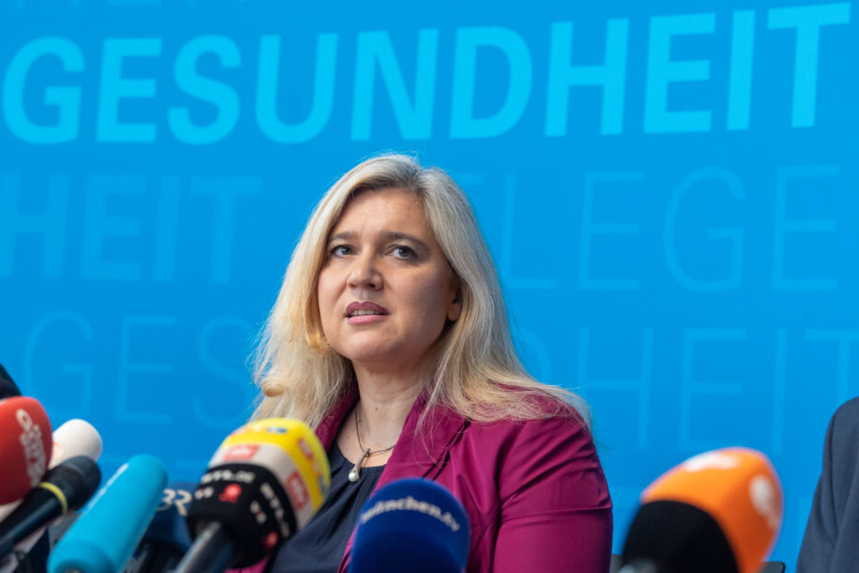 Für Melanie Huml (44, CSU), Staatsministerin für Gesundheit und Pflege, ist eine Abschottung ganzer Städte nur die allerletzte Lösung.